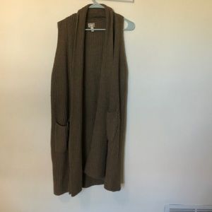 Sweater vest/cardigan, sleeveless, and pockets